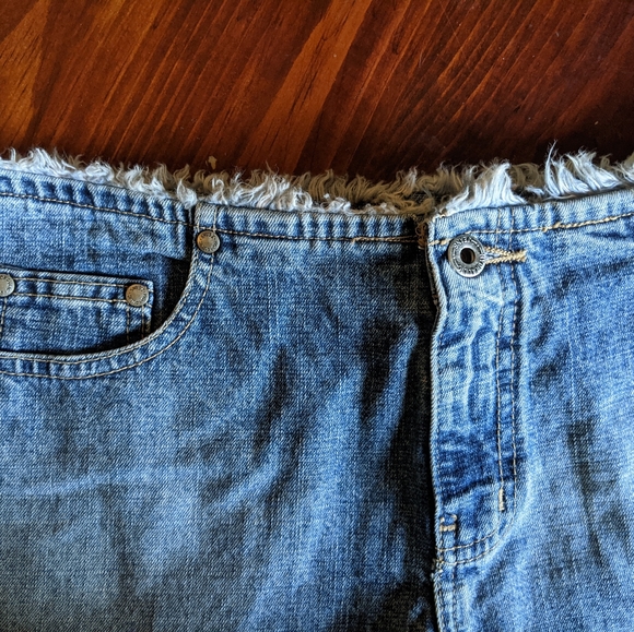 Who wears short shorts? - Picture 3 of 7